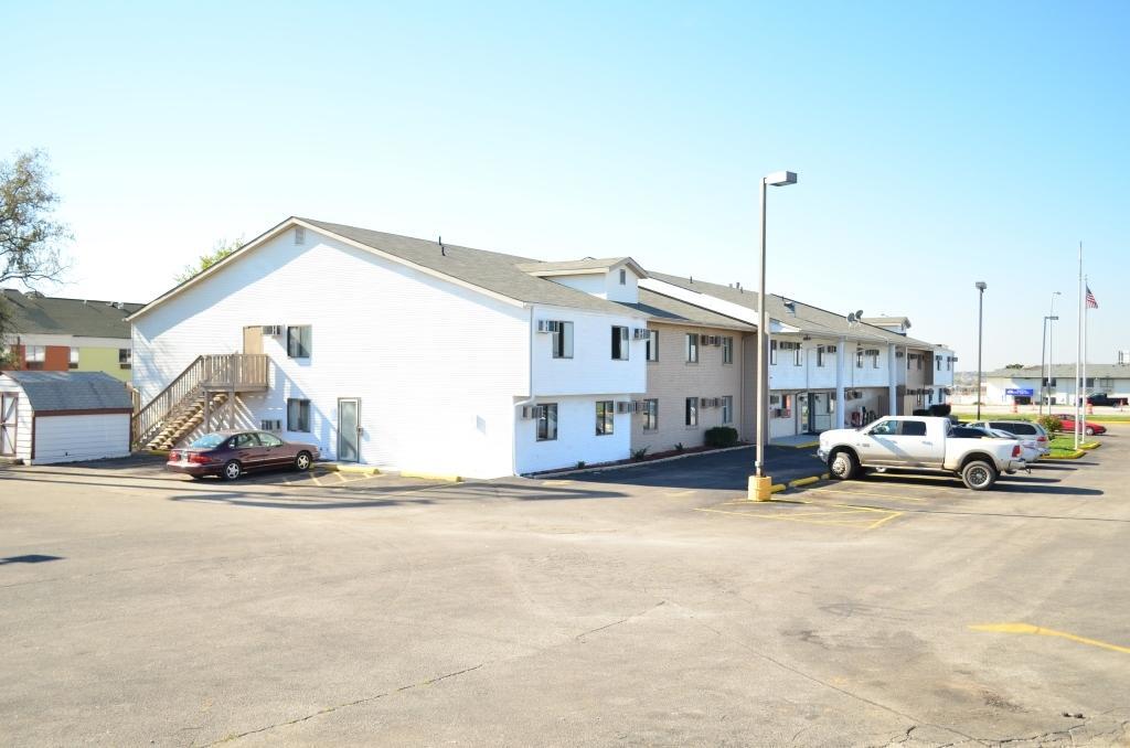 Luxury Inn & Suites Lincoln Exterior photo